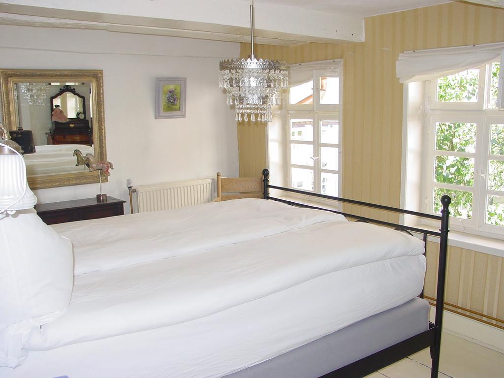 Robert'S Bed & Breakfast Helmarshausen Bagian luar foto