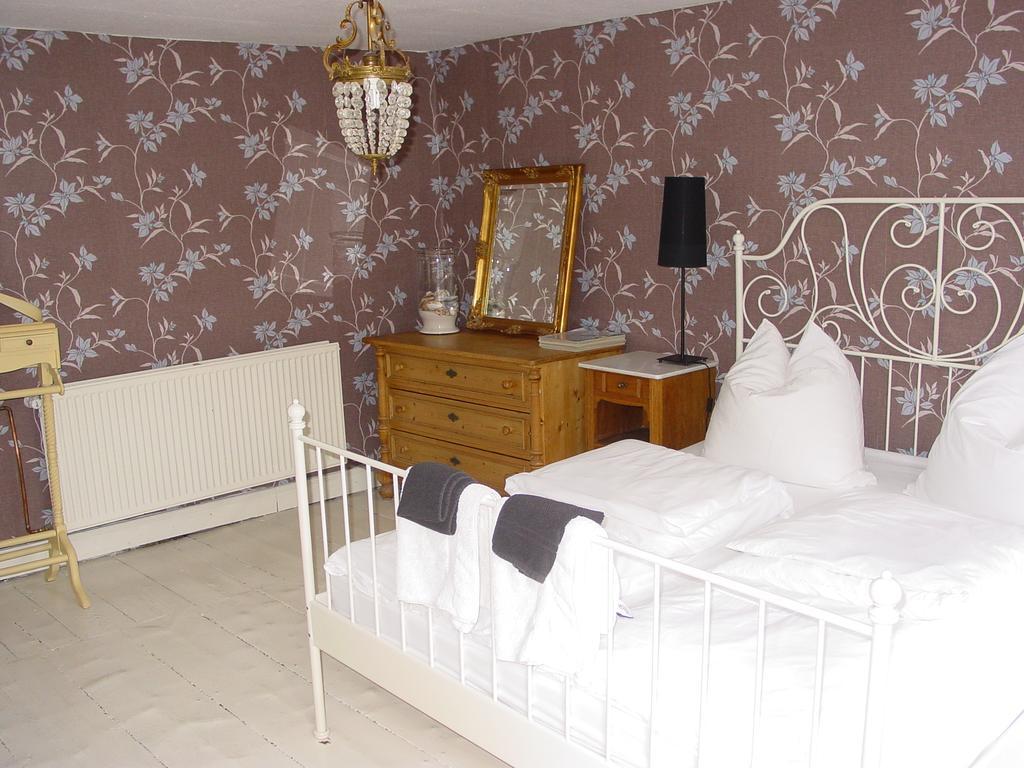 Robert'S Bed & Breakfast Helmarshausen Bagian luar foto