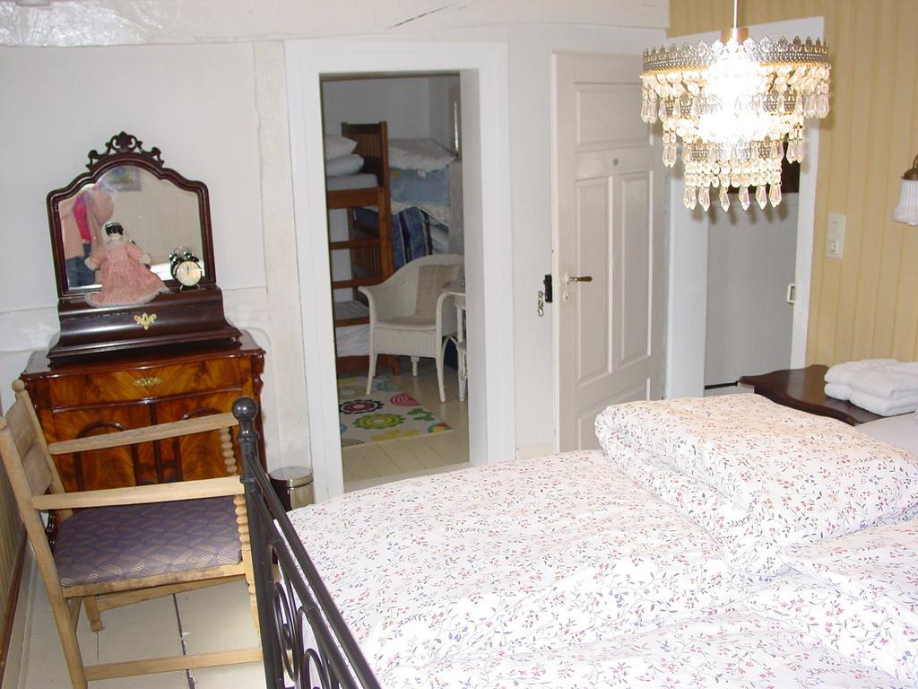 Robert'S Bed & Breakfast Helmarshausen Bagian luar foto