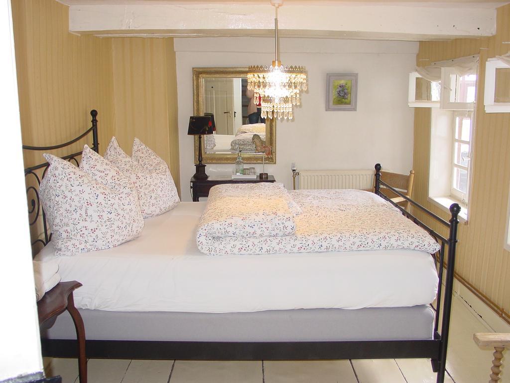 Robert'S Bed & Breakfast Helmarshausen Bagian luar foto